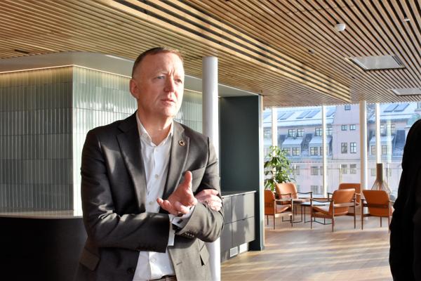 Statsbygg-sjef Harald Vaagaasar Nikolaisen sier miljøambisjonene i noen prosjekter trolig må ned. Foto: Stefan Offergaard