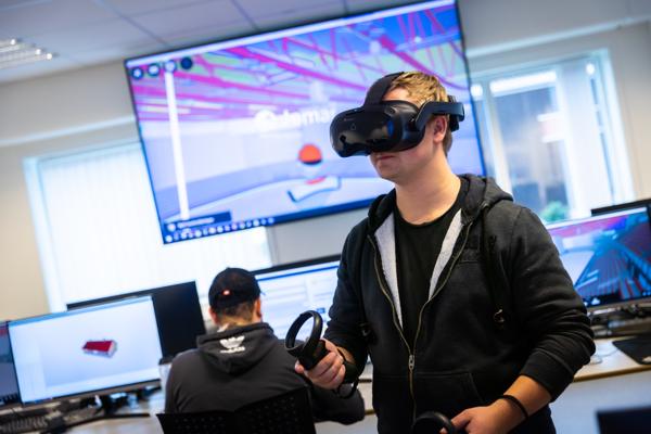 I BIM-undervisningen blir studentene introdusert for digitale verktøy som VR-briller, droner, GPS-skannere og ulike programvarer.