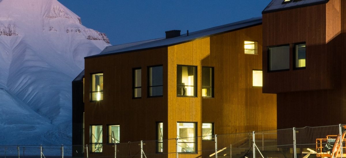 Nybygget til Svalbard folkehøyskole i Longyearbyen er klar til innflytting.