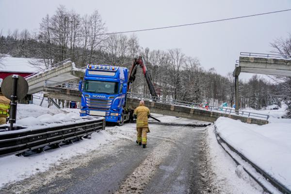 En gangbru over E16 ved Sollihøgda veltet etter at et kjøretøy kjørte inn i den. Foto: Gorm Kallestad / NTB