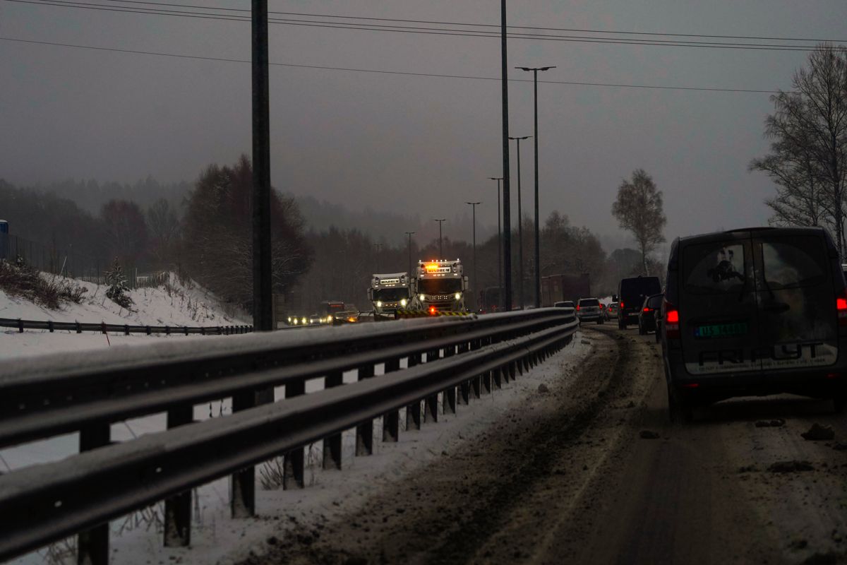 Det har falt flere centimeter snø på Østlandet i løpet av natten. Vegtrafikksentralen oppfordrer til å kjøre etter forholdene. Foto: Ørn E. Borgen / NTB
