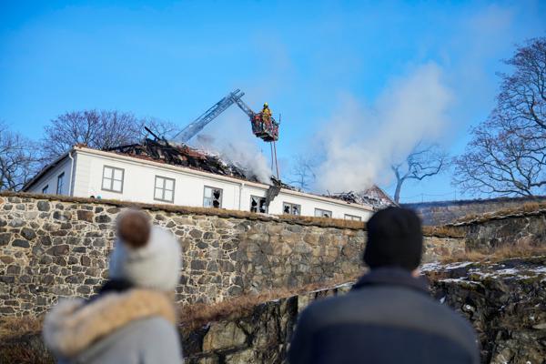 Restaurant Festningen manglet sprinkelanlegg, og ble lørdag kveld totalskadd i en brann. Foto: Beate Oma Dahle / NTB