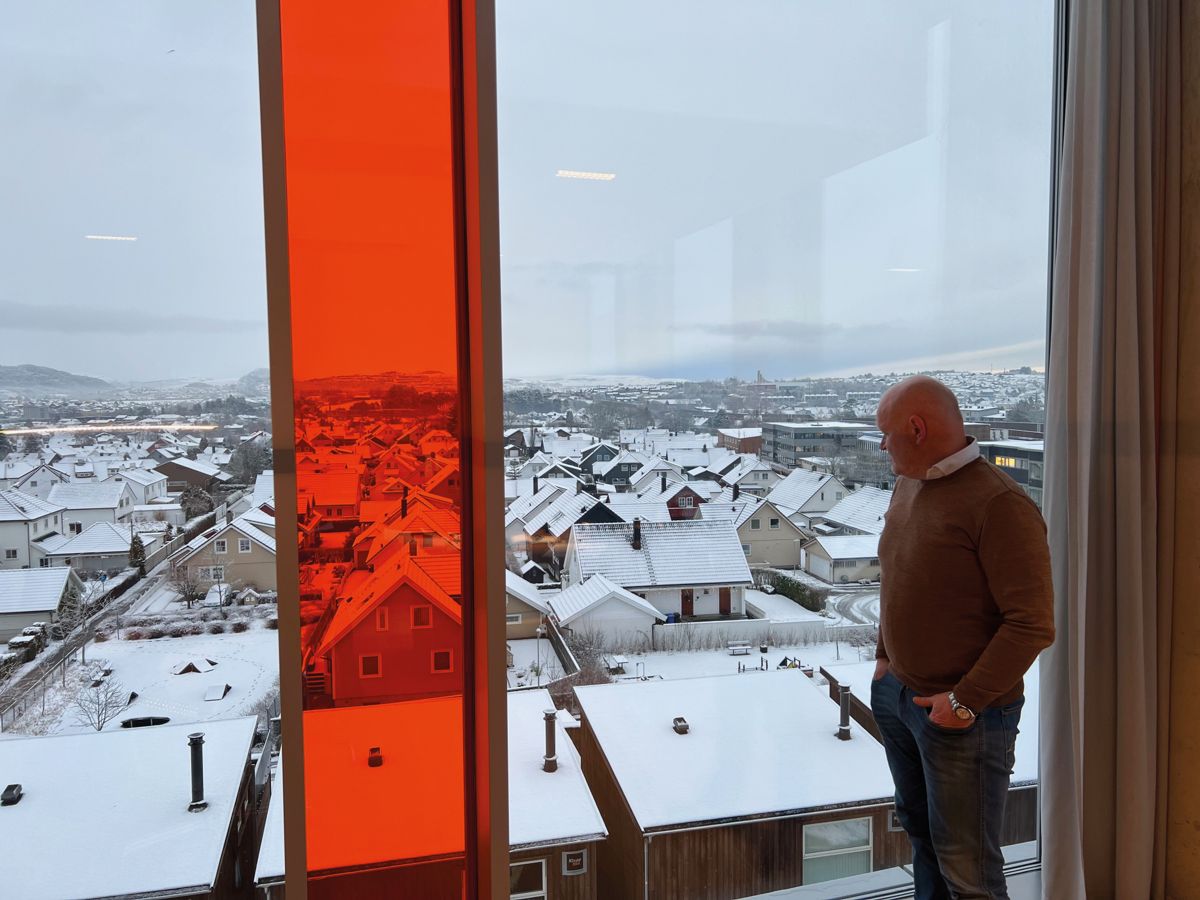 Konsernsjef og medeier Njål Østerhus har utsikt mot Sandnes sentrum fra hjørnekontoret sitt i fjerdeetasje.