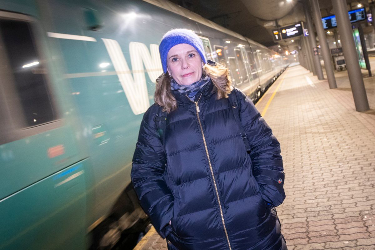 Senior kommunikasjonsrådgiver i Bane Nor Hilde Marie Braaten forteller om en vellykket testkjøring på Follobanen i cirka 200 kilometer i timen gjennom Blixtunnelen. Foto: Heiko Junge / NTB