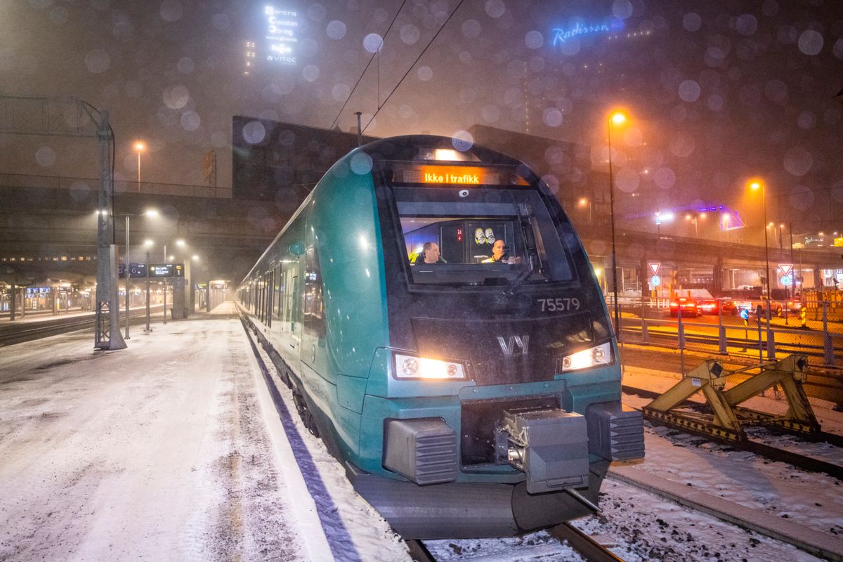 Bane Nor testkjørte mandag Follobanen i 200 km/t gjennom Blixtunnelen. Foto: Heiko Junge / NTB