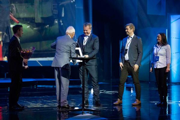 Trond Mohn deler ut prisen til Terje Bøe, Lars Erik Vinje og Laila Gjerdsbakk fra Spilka. Foto: Thor Brodreskift