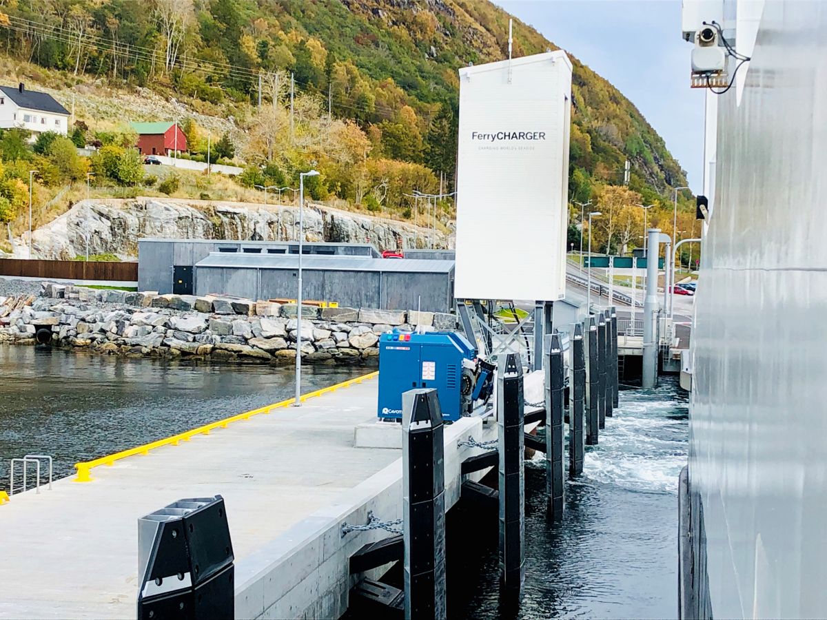 50 kaianlegg er ombygget og tilpasset til elektriske ferjer. Fjord1 drifter i dag 20 helelektriske ferjesamband og selskapet har 32 elektriske ferjer og 37 ladeanlegg.