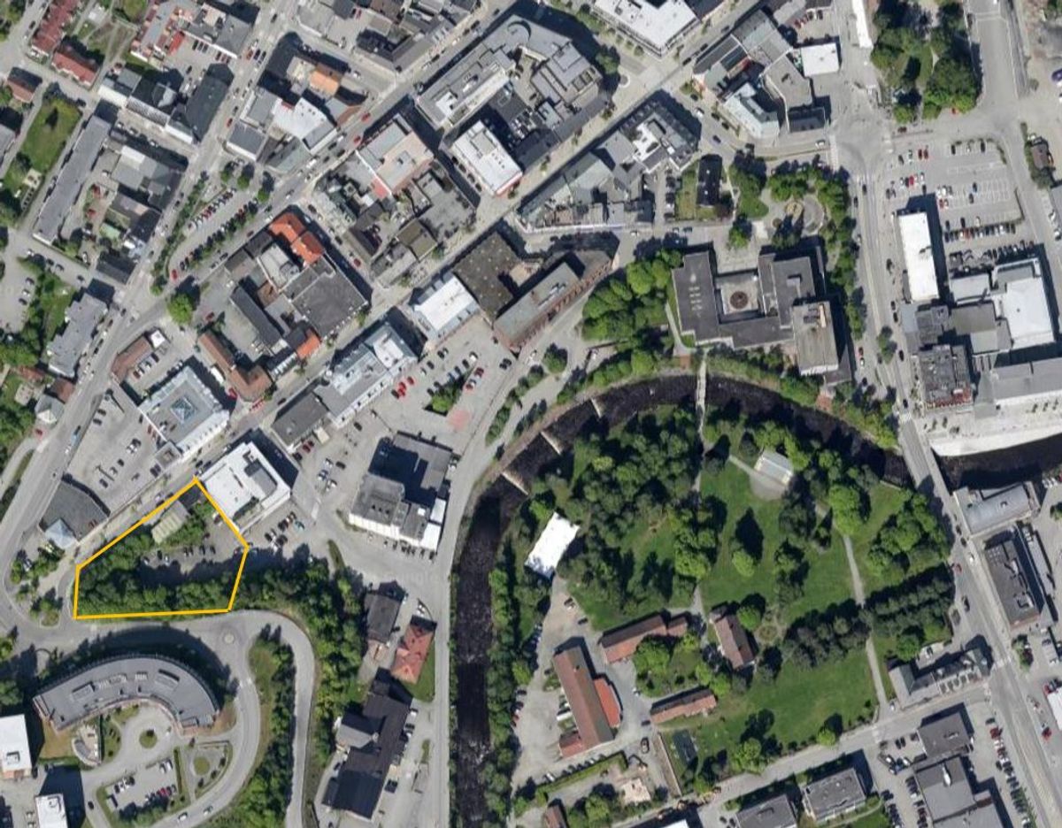 Tomta ligger plassert øverst i Storgata i Gjøvik. Ill. Betonmast/Google