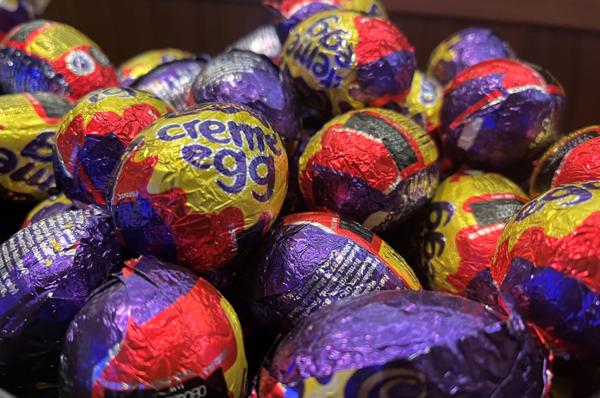 En britisk maskinfører er siktet for å ha stukket av med 200.000 sjokolade-egg av typen Cadbury Creme Egg. Illustrasjonsfoto: Sindre Sverdrup Strand