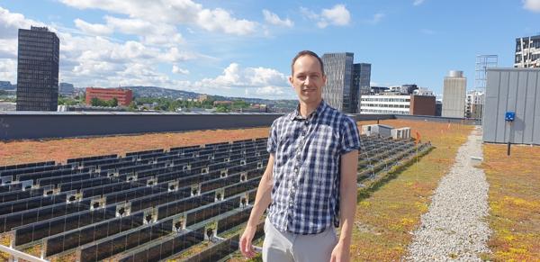 Trygve Mongstad i Over Easy Solar foran pilotanlegget på Løren skole som ble oppført i mai 2022.