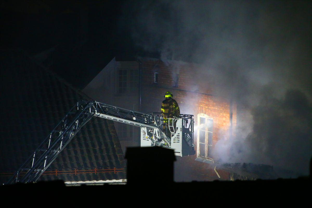 Det brant kraftig i flere trehus i Kragerø lørdag kveld og natt til søndag.  Foto: Christoffer Andersen / NTB
