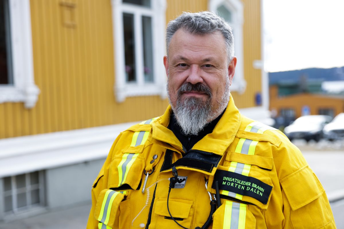 Innsatsleder Morten Dalen i brannvesenet sier tre bygg er ødelagt i brannen. Foto: Hanna Johre / NTB