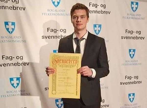 Ola Kverneland Undheim fikk sitt svennebrev som tømrer i 2020. Nå studerer han bygg og miljøteknikk ved NTNU i Trondheim og slår et slag for yrkesfaglig utdannelse for ungdom som skal velge studieretning på videregående.