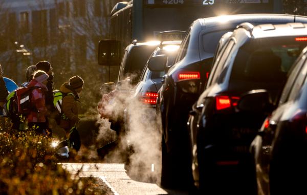 EU vil ha forbud mot salg av nye biler med forbrenningsmotor fra 2035, men Tyskland sier nei og mener det bør gjøres unntak dersom de går på syntetisk framstilt drivstoff. Foto: AP / NTB