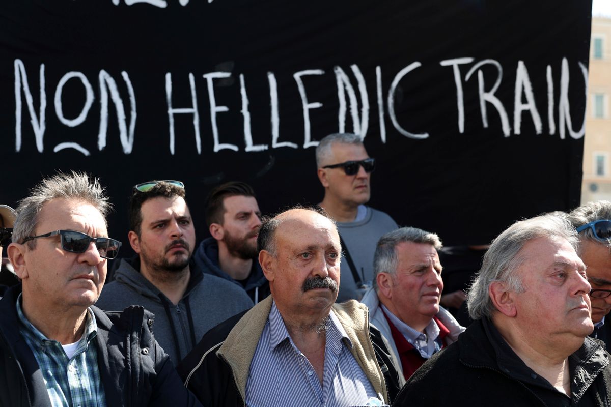 Demonstranter holder ett minutts stillhet utenfor den greske nasjonalforsamlingen til minne om ofrene for togulykken. Foto: Giorgos Karahalis / AP / NTB