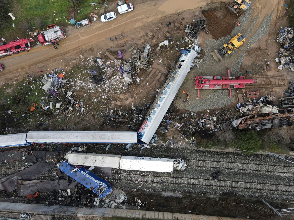 Flere av vognene sporet av i kollisjonen. Nærmere 60 mennesker, mange av dem ungdommer, mistet livet. Foto: Giannis Papanikos / AP / NTB