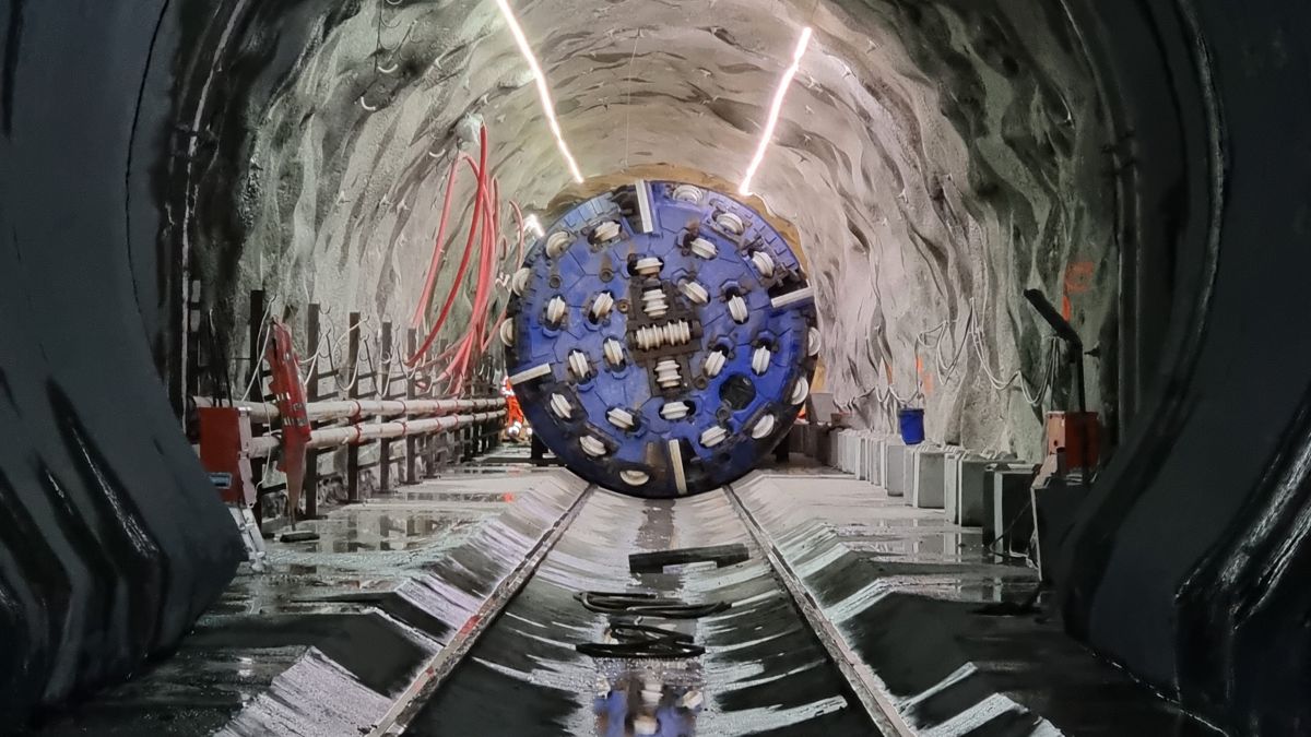 HUSEBY-TBM. Den andre TBMen ved NVO-prosjektet ble startet fra Huseby i første halvdel av mars. På bildet blir tunnelboremaskinene skjøvet inn i oppstillingstunnelen. Foto: Vann- og avløpsetaten, Oslo kommune.