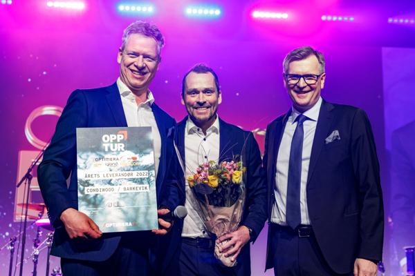 Eivind Funnemark (t.v.) og Thor Lindeberg i Combiwood Barkevik mottar prisen som Årets leverandør 2022 av direktør for kategori Pål Erichsen (t.h.) i Optimera. Foto: Kilian Munch