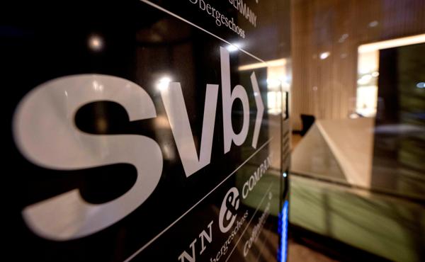 Etter kollapsen i Silicon Valley Bank tror markedet på færre renteøkninger og en lavere rentetopp – også i Norge. Illustrasjonsfoto: Michael Probst / AP / NTB