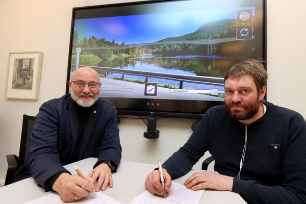 Samferdselsdirektør Gunnar Berg Treidene i Vestfold og Telemark fylkeskommune signerte kontrakten sammen med Jo Breivegen for Hovden hytteservice. Foto:  Tor Arvid Austråt Gundersen, VTFK