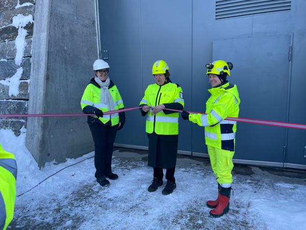 Hanne Opdan, ordfører i Nordre Follo kommune (f.v.), Marianne Borgen, Oslos ordfører, og Anna Maria Aursund, direktør i Vann– og avløpsetaten. Foto: Vann– og avløpsetaten