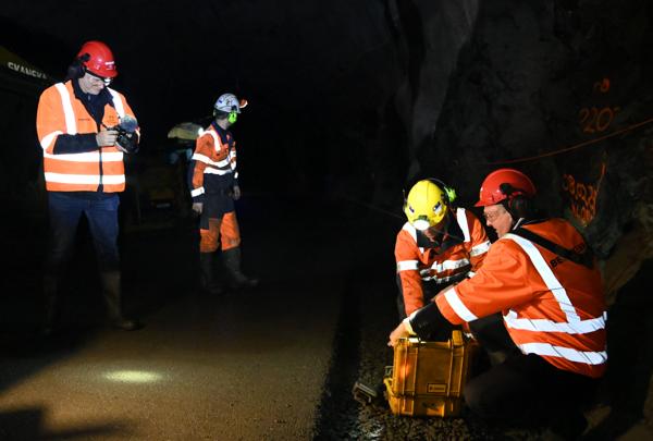 Tirsdag klokken 13 trykket skytebas Eivind Lien i Skanska og Bokn-ordfører Osmund Våga på knappen som utløste den første salven i hovedløpene i Rogfast-tunnelen. Foto: Statens vegvesen