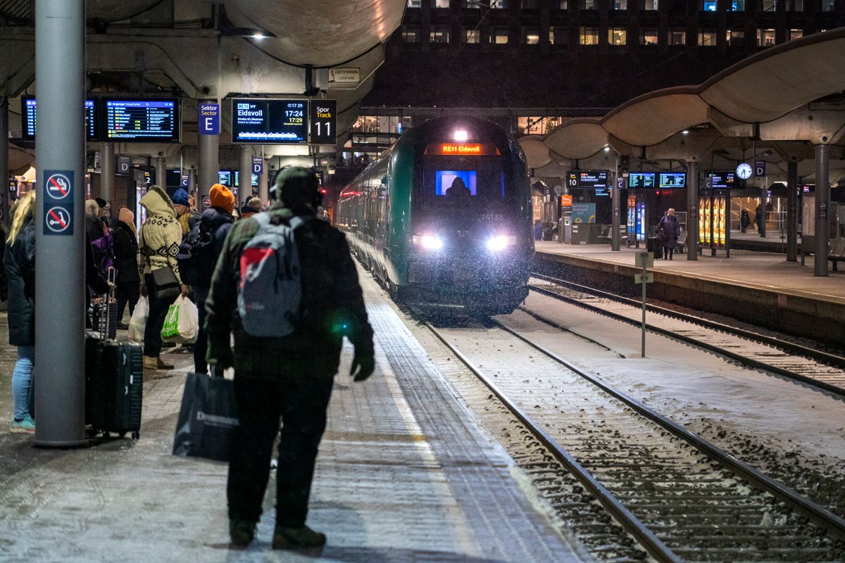 Det er særlig punktligheten og kundeinformasjon når togene ikke er i rute som drar kundetilfredsheten ned blant togpassasjerene, ifølge en ny undersøkelse. Foto: Gorm Kallestad / NTB