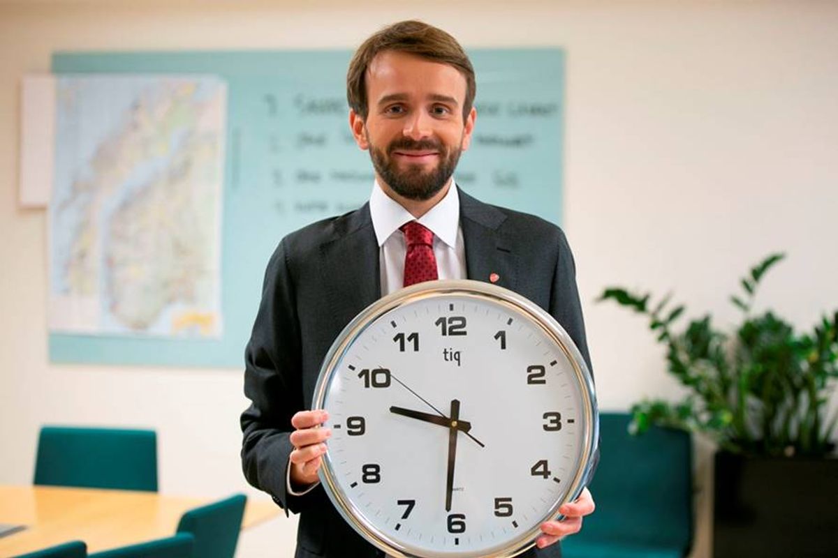 Næringsminister Jan Christian Vestre minner om at du må stille klokka. Foto: Nærings- og fiskeridepartementet / NTB