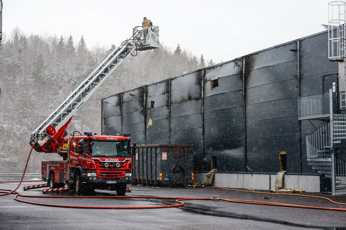 En Elkjøp-butikk i Stathelle i Bamble kommune fikk store skader i en brann lørdag kveld. Foto: Tor Erik Schrøder / NTB