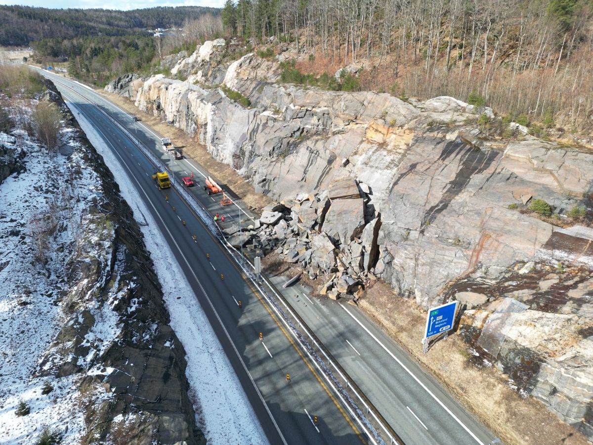 Dette er andre gang siden 2019 at det skjer et stort steinras langs E18. Sist gang gikk raset ved Larvik. Foto: Tor Erik Schrøder / NTB