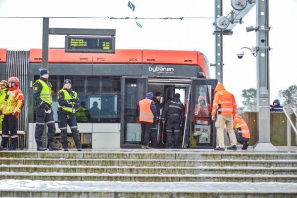 Sju personer har blitt tatt hånd om av helsevesenet etter at Bybanen i Bergen kjørte inn i en mur. Foto: Tuva Maria Åserud / NTB