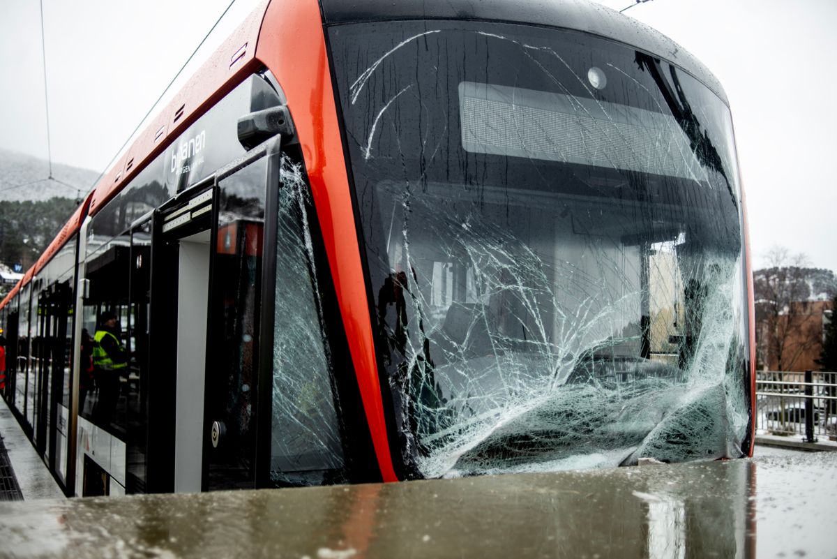 Tirsdag krasjet en bybanevogn i endestoppet på Oasen i Fyllingsdalen. Foto: Tuva Åserud / NTB
