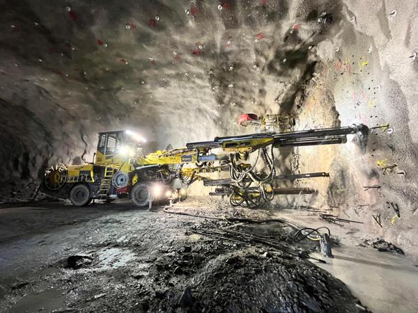 Norske arbeidere fra NCC i full gang med å sprenge ut 3,9 kilometer med tunnel under Stockholm. Foto: Stefan Offergaard