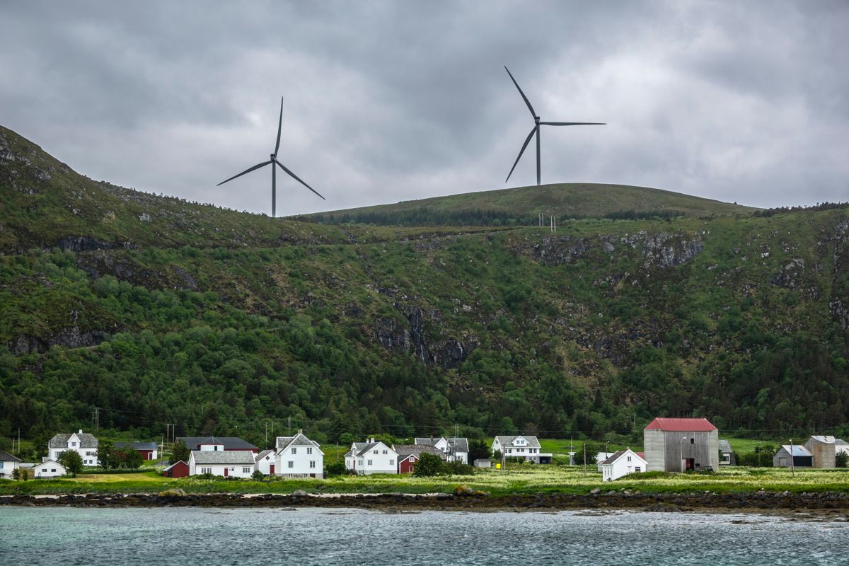Vindturbiner tilhørende Haram vindkraftverk på fjellet over tettstedet Ulla på Haramsøya i Ålesund. Foto: Halvard Alvik / NTB