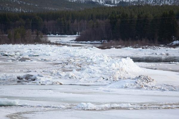 Store is- og vannmasser I Glomma nord for Hanestad i Rendalen for fem år siden. Da ble det varslet flom i området under snøsmeltingen. Illustrasjonsfoto: Fredrik Hagen / NTB