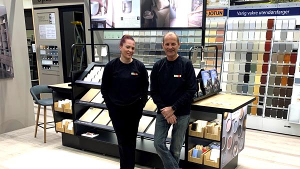 Butikkleder Beate Ingebretsen og daglig leder Arne Ree kan ønske velkommen til den butikken til Montér Bryne. Foto: Optimera