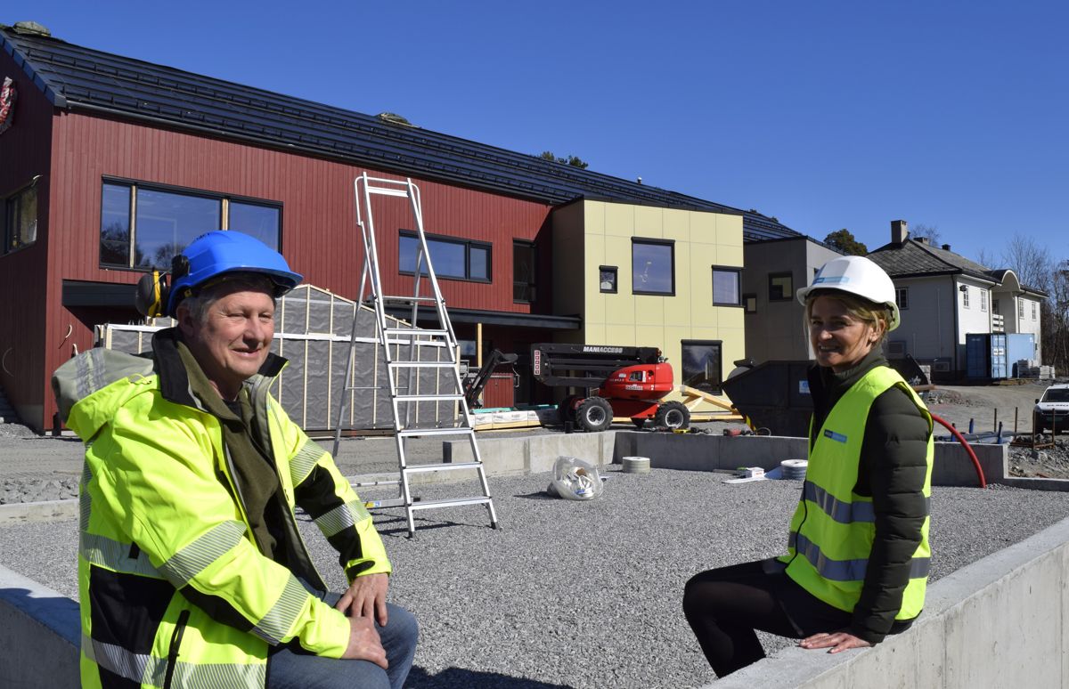 Kristian Hollingen og Gerd-Elin Løken foran nye Lillekollen barnehagen. På taket av det nye bygget er det solcellepaneler. Bak til høyre herskapshuset som skal pusses opp og også brukes av barnehagen.