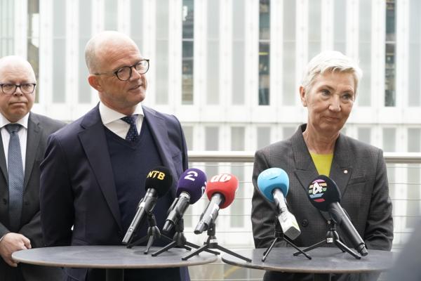 NHOs administrerende direktør Ole Erik Almlid og LO-leder Peggy Hessen Følsvik møter pressen i forbindelse med meklingsstart fredag. Foto: Terje Pedersen / NTB