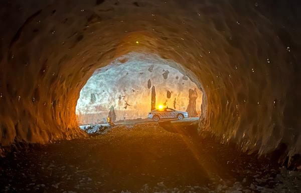 Statens vegvesen utfører omfattende oppgradering i riksveitunneler med lengder over 500 meter. Blant annet blir det sprengt ut bergrom for å gjøre plass til tekniske bygg inne i tunnelen. Foto: Statens vegvesen