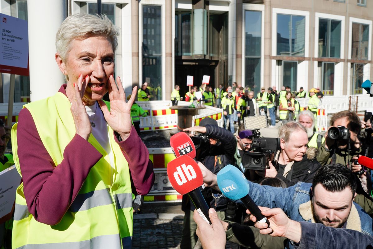 – Vi skal fortsette denne streiken til vi har oppnådd de målene vi har satt oss, lovet  LO-leder Peggy Hessen Følsvik da hun møtte streikende bygnings- og anleggsarbeidere på Youngstorget i Oslo mandag. Foto: Cornelius Poppe / NTB