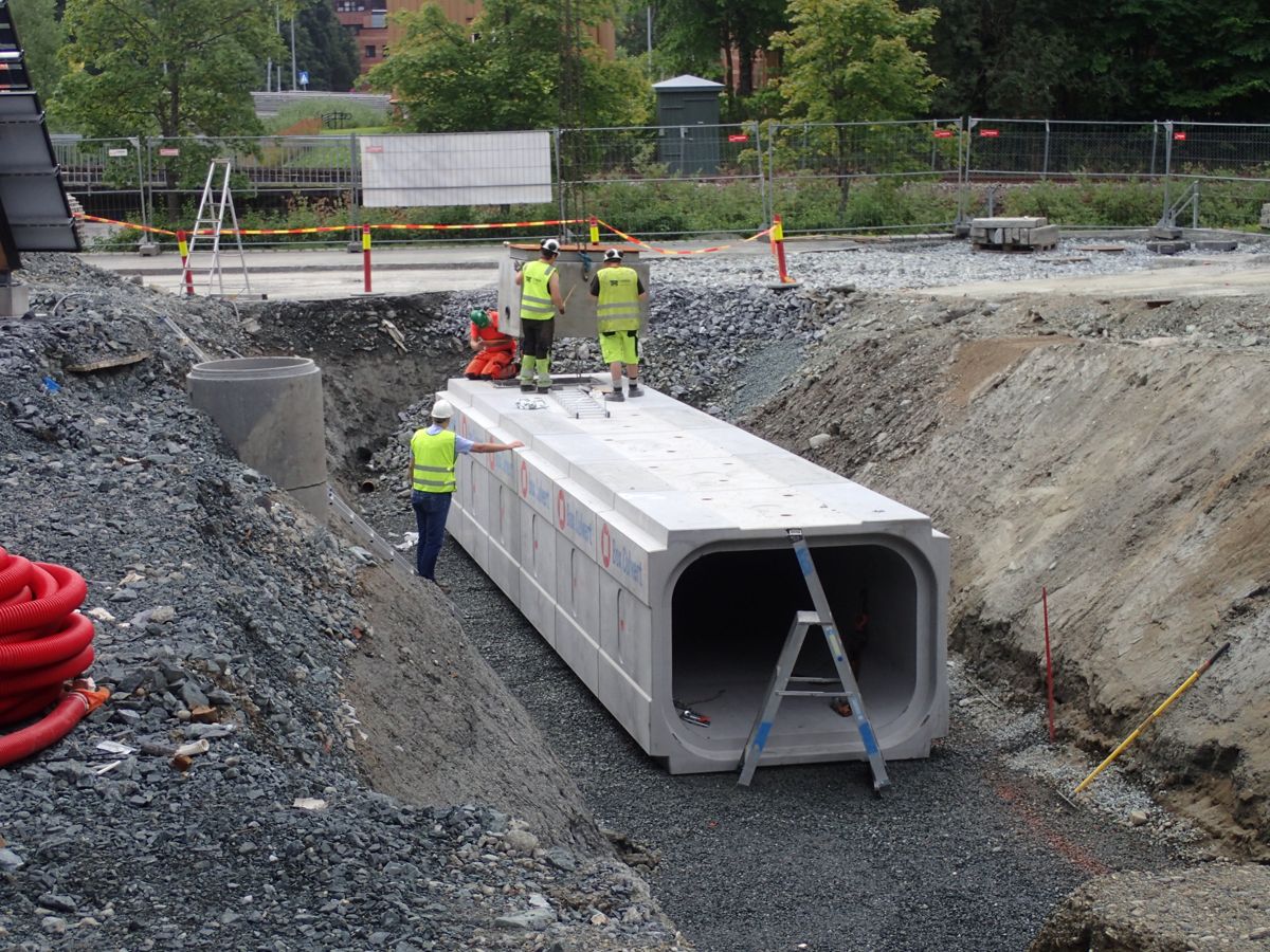 Installering av ein 52 kubikkmeter stor fordrøyingstank for oppsamling av vatn frå dei ulike delane av handteringssystemet for overvatn rundt ZEB-laboratoriet i Trondheim. Foto: Klima 2050