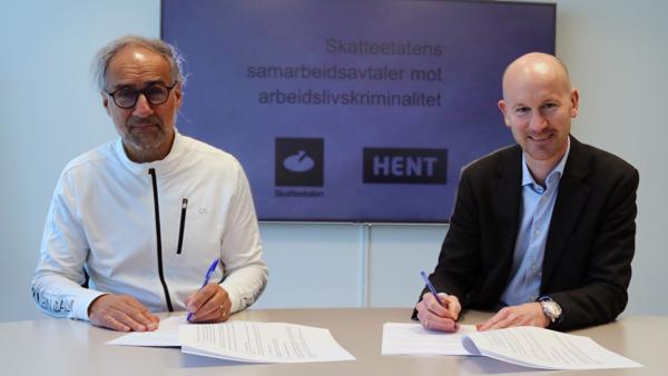 Konsernsjef Jan K. Jahren i HENT (til venstre) og divisjonsdirektør i Skatteetaten, Odd Woxholt, signerte samarbeidsavtalen. Foto: HENT