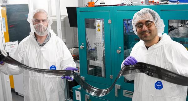 Forskerne David Beynon (til venstre) og Ershad Parvazian ved Universitetet i Swansea viser her frem et bånd av solceller. Foto: Universitetet i Swansea