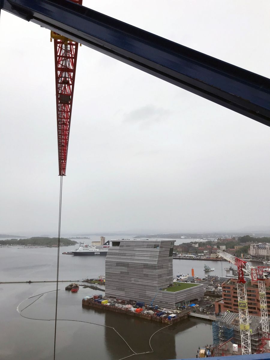 Tårnkranen er blant de største byggekranene som brukes i Norge i dag og kan løfte 25 tonn ut til 19 meters radius. Foto: Svanhild Blakstad