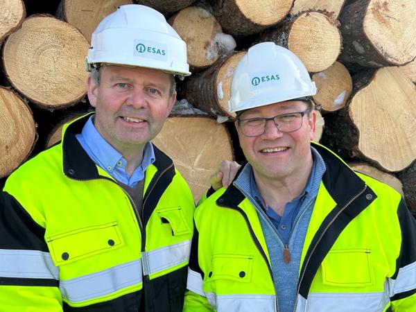 Avroppende leder i ESAS Per Morten Wangen (t.v.) ønsker ny leder Per Børrud  lykke til i ny jobb. Foto: Eidskog Stangeskovene