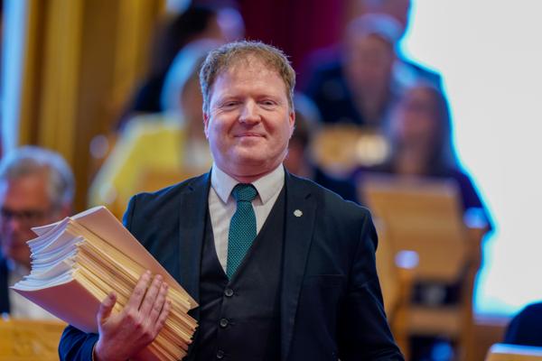 Kommunal- og distriktsminister Sigbjørn Gjelsvik (Sp) er på plass i Stortingets spontane spørretime. Foto: Terje Pedersen / NTB