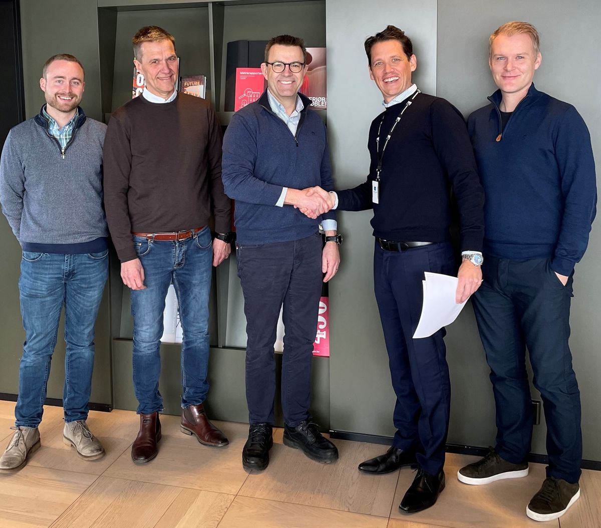 Markus Alexandersen (prosjektleder, Ove Skår AS) (f.v.), Jan Erling Grav (prosjektansvarlig, Ove Skår AS), Fredrik Martinsen (daglig leder, Ove Skår AS), Morten Fredriksen (adm. dir. Fredriksborg) og Vidar Solberg (utviklingssjef Fredriksborg). Foto: Ove Skår