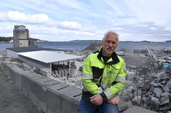 Daglig leder Håkon Midtflå foran anlegget til Averøy Betong med blandeverk, produksjonsanlegg for støtteblokker i betong og knuseverk for produksjon av grus, pukk og singel.