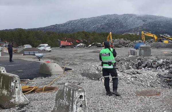 Politi ved området der det var en alvorlig sprengningsulykke i Digerneset næringspark i Skodje i Ålesund kommune onsdag. Foto: Reidar Opsal / Bygdebladet / NTB