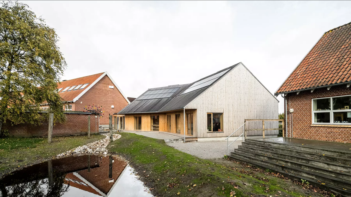 Det danske arkitektkontoret Henning Larsen hylles denne våren som et av verdens mest innovative selskaper, blant annet for løsningene i Feldballe skole. Foto: Henning Larsen
